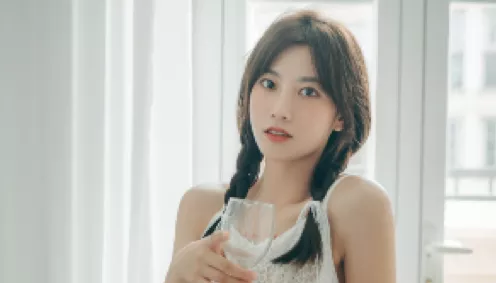 老人散步故意肘击训练学生