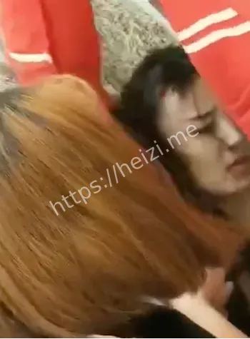 服装店长被剪发