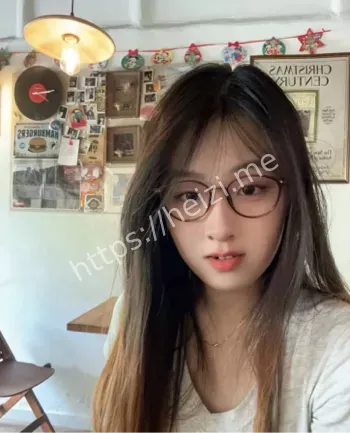 可爱圆脸眼镜妹