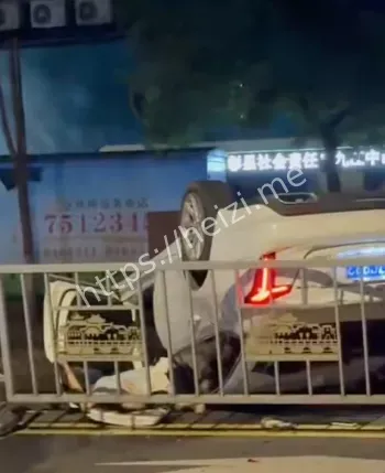 四脚朝天车祸细节