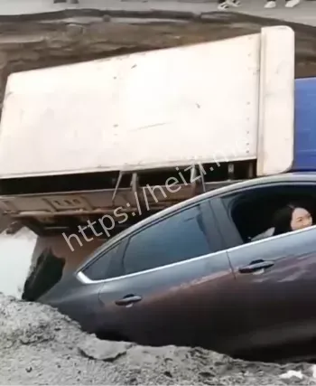 多辆车掉入天坑