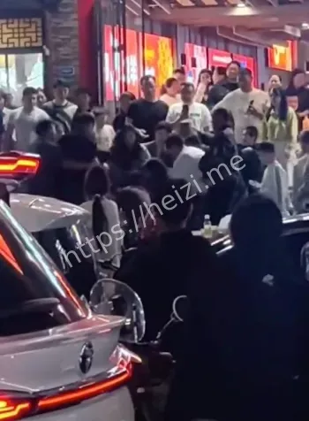 女子阻止邻桌抽烟打人内幕