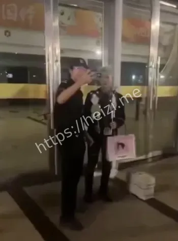 王扁演唱会抽烟被粉丝打现场图