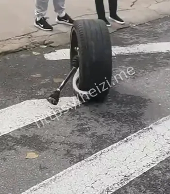 马路牙子剐蹭事故