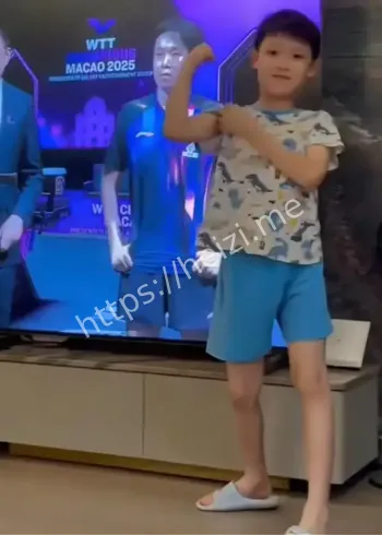 王皓儿子隔空比肌肉