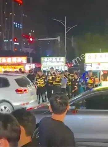 夜市城管摊贩冲突