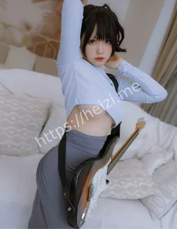 粉扑腮红包臀裙