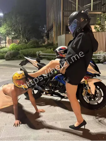 摩托车友会女骑手牵男人狗跪