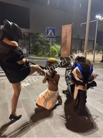 女主宰男伴跪地爬行安全警示