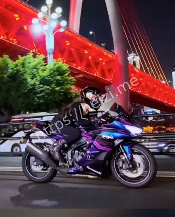 女主宰男伴跪地爬行安全警示