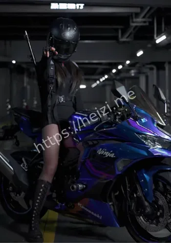 女主宰男伴跪地爬行安全警示