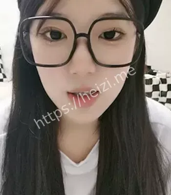 清纯眼镜学生妹