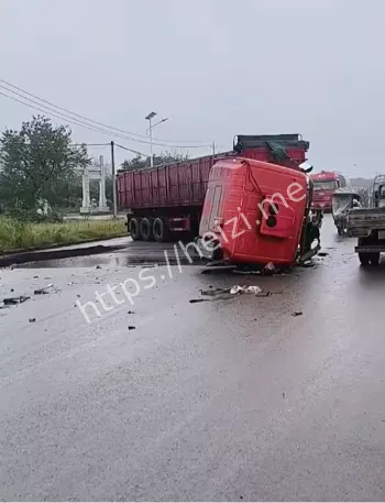 张寨村口半挂车撞毁