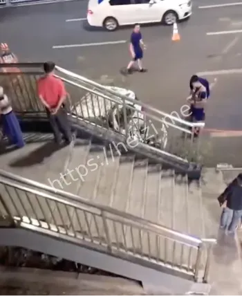 后排乘客小孩满脸血丝受伤