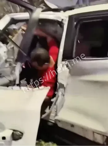 后排乘客小孩满脸血丝受伤