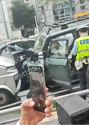 草市街隔离护栏撞击内幕