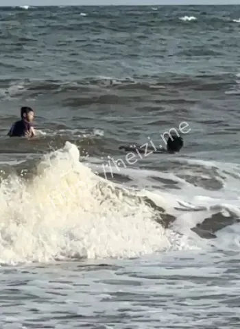 中国游客奈涵海滩遇险