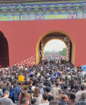 夜爬山堵车水泄不通帽子叔叔