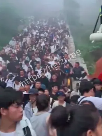 国庆假期人挤人好汉坡封路