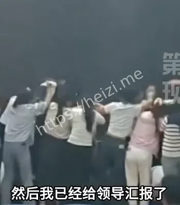 学生蒙眼跨跪地父母