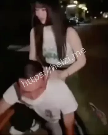 安徽街头跪爬男子视频热议