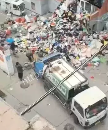 女婿清理垃圾车三趟拉不完过程