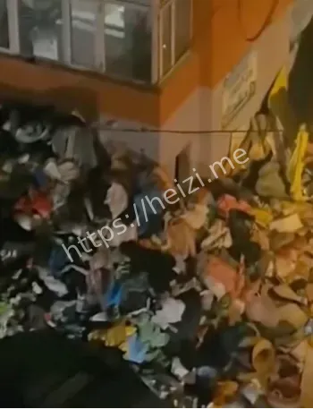 老太太瘫坐楼下捡回垃圾心酸