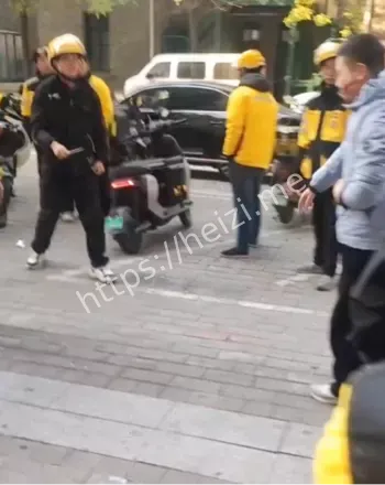 美团站点推搡升级暴力