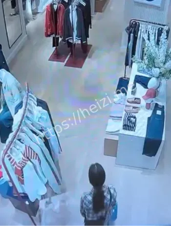 女子点燃服装店衣服