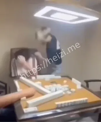 精神小伙情绪失控