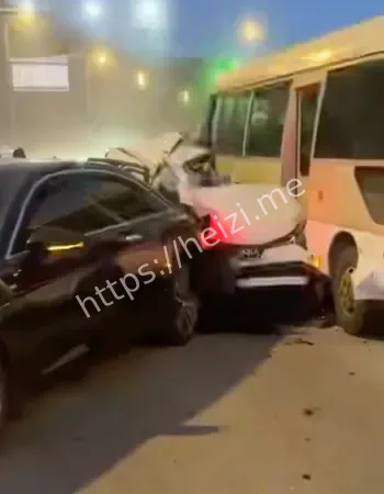 数十辆车在结冰坡道被撞成废铁