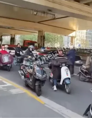 上海街头gtr撞警车