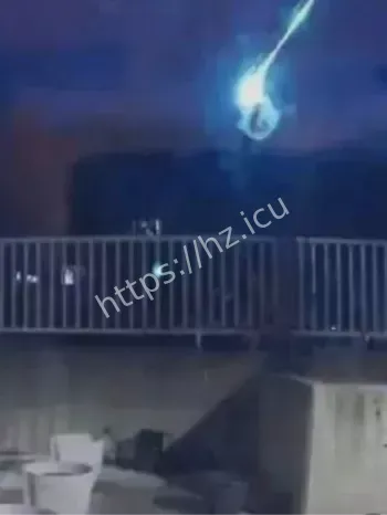 沙格港橙色灯光撞击