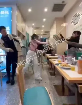 两位巨胸美女互殴现场