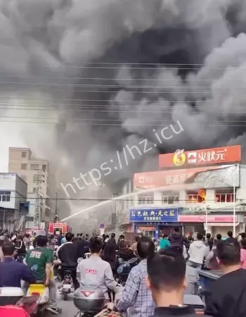 厂房瞬间被烧成废墟