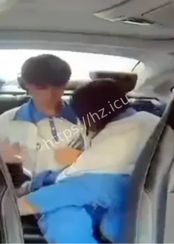 高州四中情侣出租车亲热